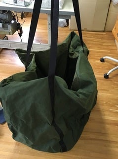 オーダーメイドで製作した深緑色の大型収納バッグ。幅広の持ち手ベルトを備え、資材や機材の運搬・保管に対応した縫製品。
