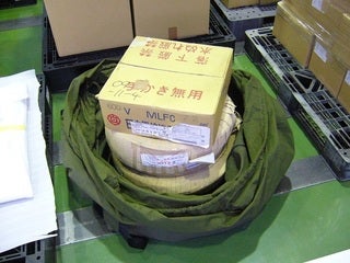 特注製作した大型収納バッグに段ボール資材を収納した様子。収納量や耐荷重を確認するための使用イメージ写真。