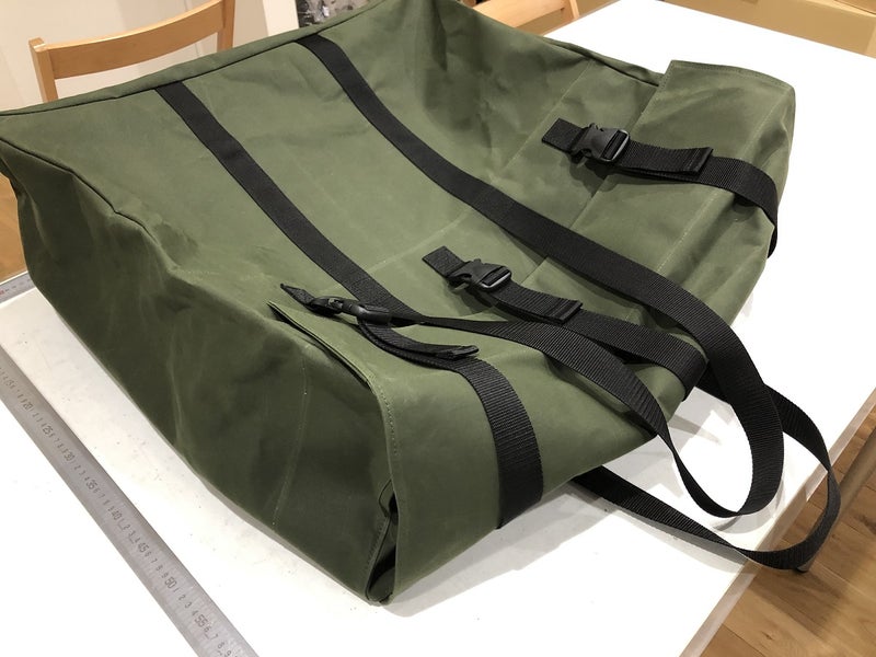 OD防水10号帆布で製作した大型画材運搬用オーダーメイドバッグ。開口部に固定ベルトを備え、展示会や個展で使用する画材を安全に収納・運搬できる仕様です。