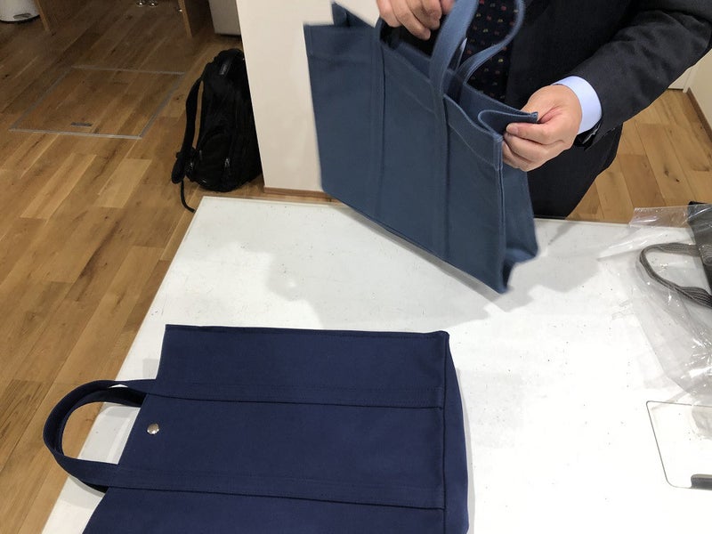 8号帆布で製作したオーダーバッグ。出張時の持ち運びを想定した大容量トートバッグです。
