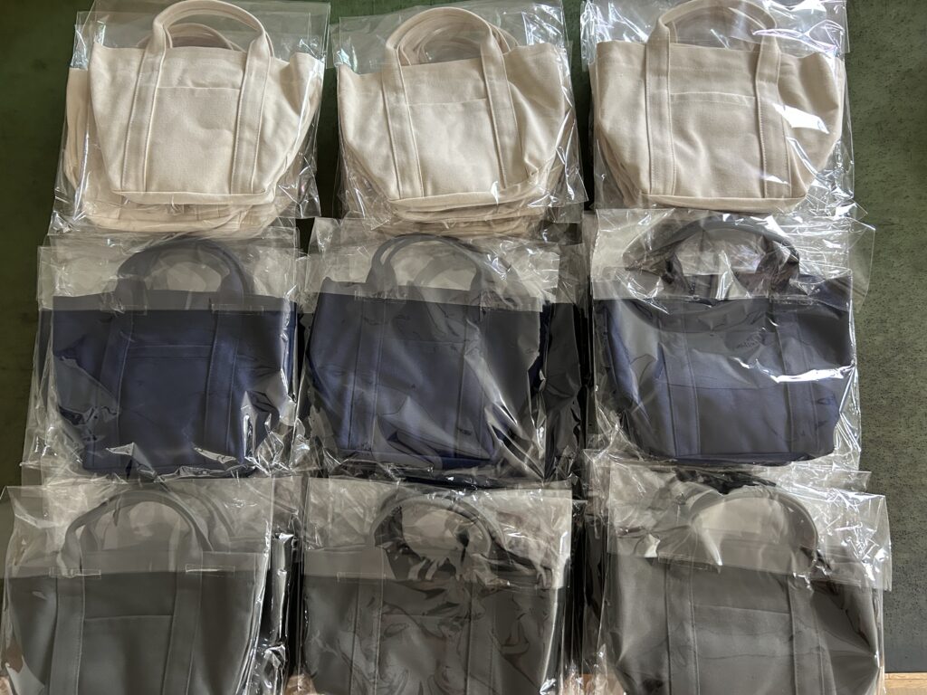 刺繍入り帆布バッグ