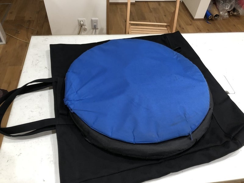 ８号帆布で制作したレフ板専用収納バッグです。キャリケースにも脱着可能の設計です。