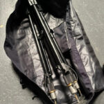 大型カメラ三脚を収納した撮影機材用バッグの内部。コーデュラ1680を使用