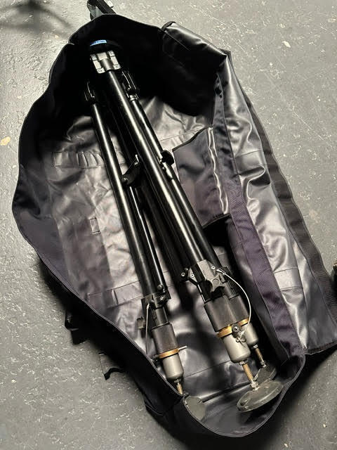大型カメラ三脚を収納した撮影機材用バッグの内部。コーデュラ1680を使用