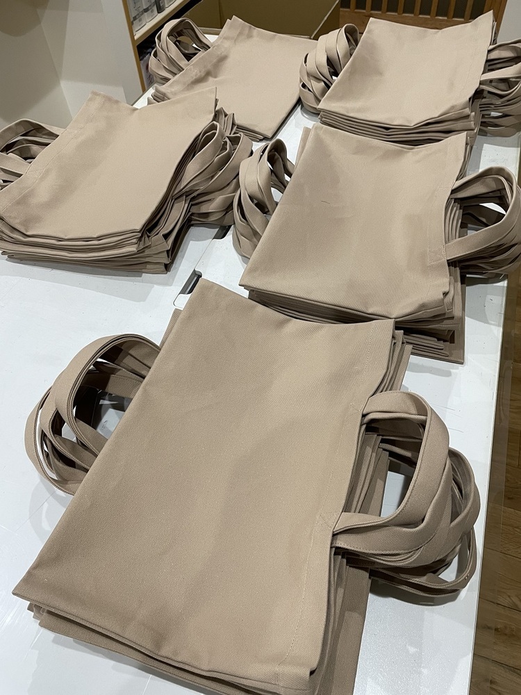 幼稚園児卒園記念帆布バッグの検品作業