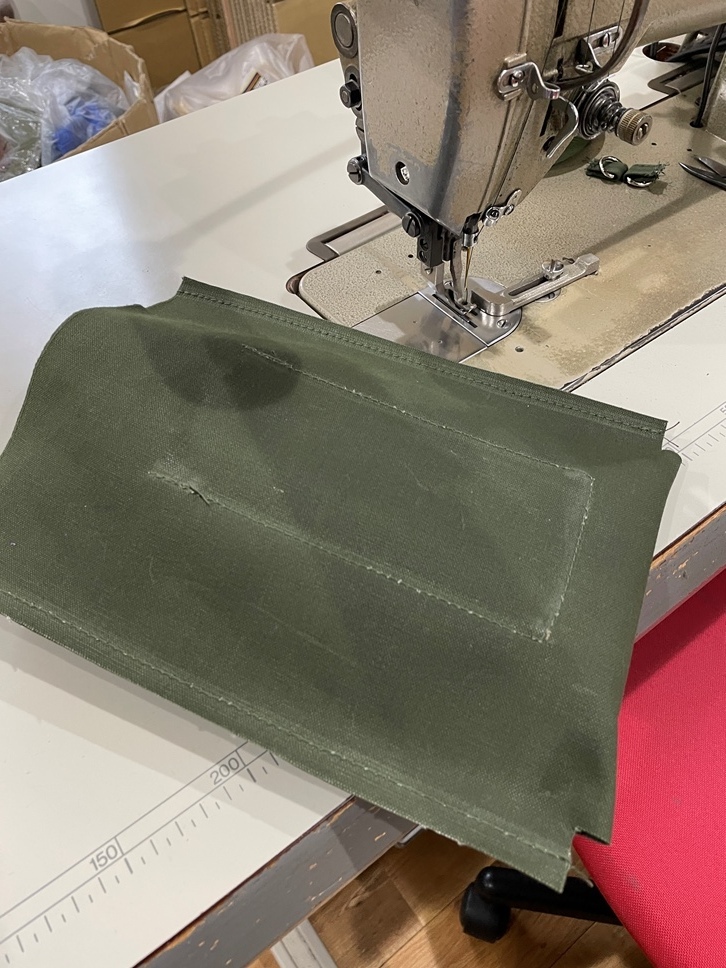 防水帆布を工業用ミシンで縫製している様子
