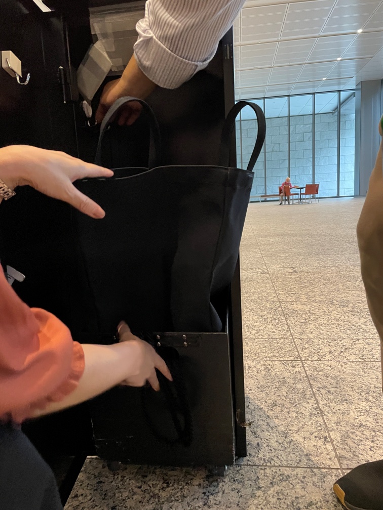 入館証回収箱に設置する帆布収納袋