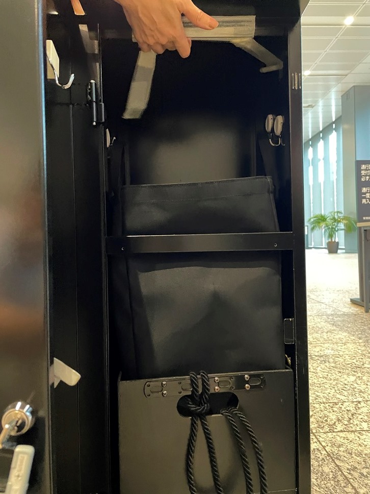 入館証回収箱に設置する帆布収納袋