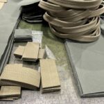 細かいそれぞれのパールを本体に縫い付けていきます