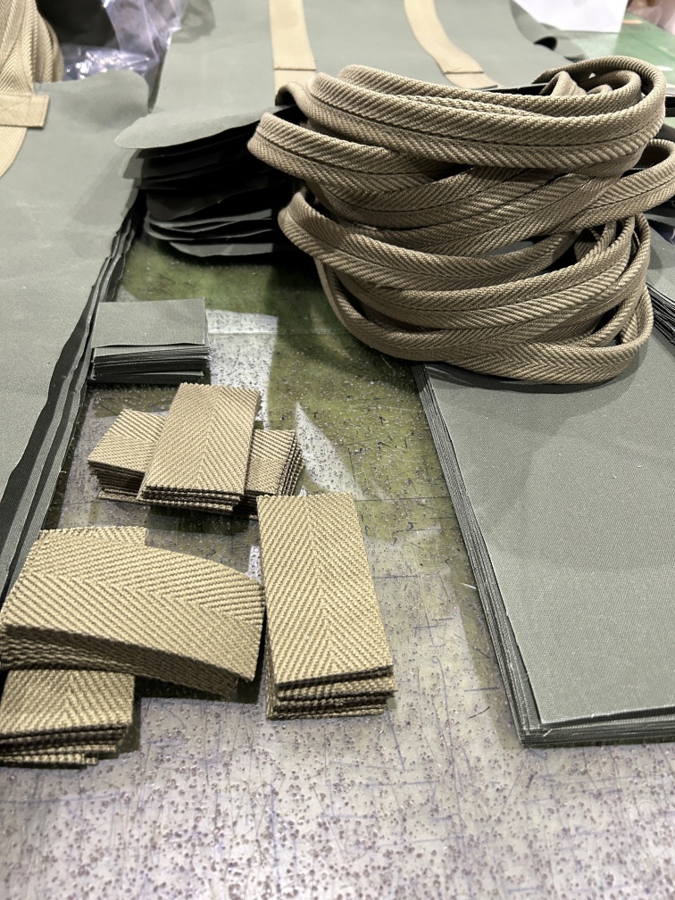 細かいそれぞれのパールを本体に縫い付けていきます