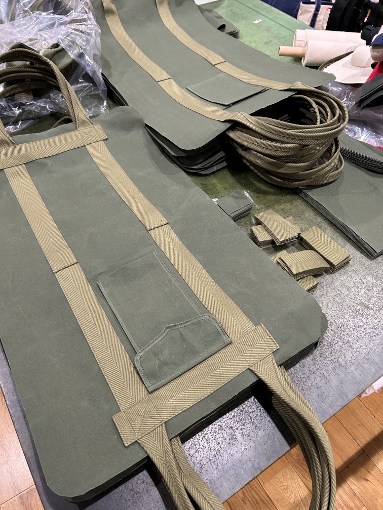 葛飾区の縫製工房で製作中のオーダーバッグ作業風景。本体と持ち手と表ポケットを付け終わった風景