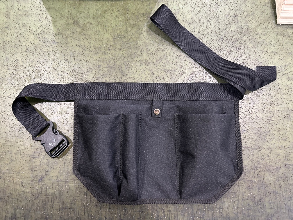 コーデュラ610P生地で製作した清掃員専用ウエストポーチです。