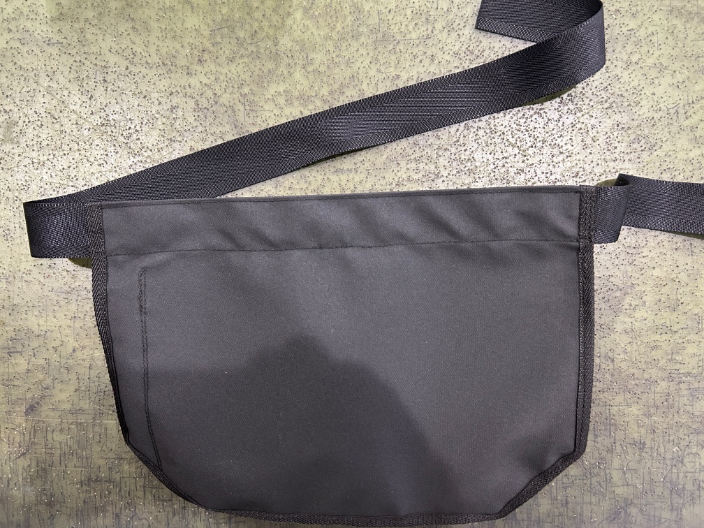 コーデュラ610P生地で製作した清掃員専用ウエストポーチの裏側です。