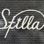 コーデュラ610P生地で製作した刺繍作業用フレーム収納バッグはシルバー糸の刺繍ロゴ入り。