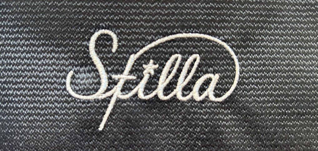 コーデュラ610P生地で製作した刺繍作業用フレーム収納バッグはシルバー糸の刺繍ロゴ入り。