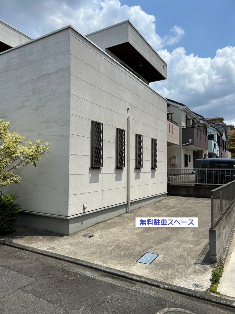オーダーバッグ・縫製工房ヒデ・エーシーアイの無料駐車スペース。お客様専用駐車場完備で車での来社が可能です。