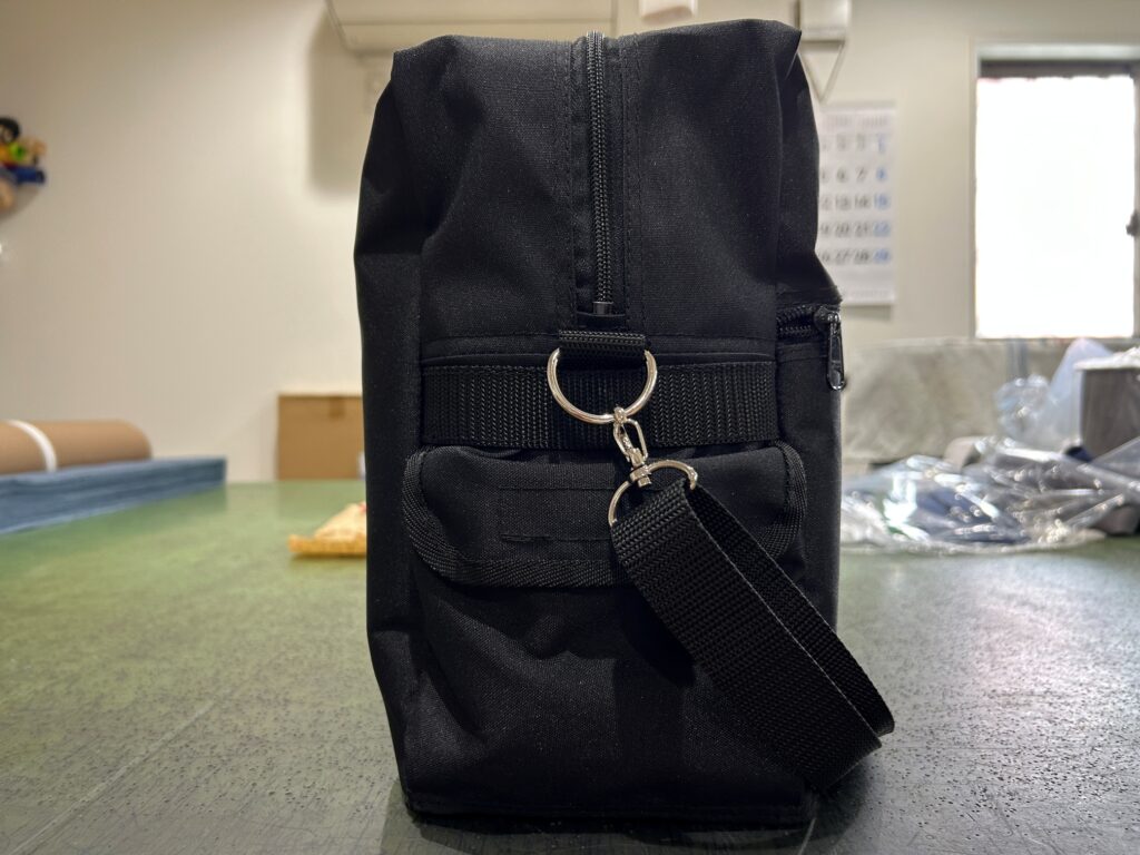コーデュラ610P製の介護スタッフ専用オリジナルショルダーバッグ 両マチ外側ポケット付き