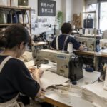 国内の縫製工房で帆布バッグを製作する職人